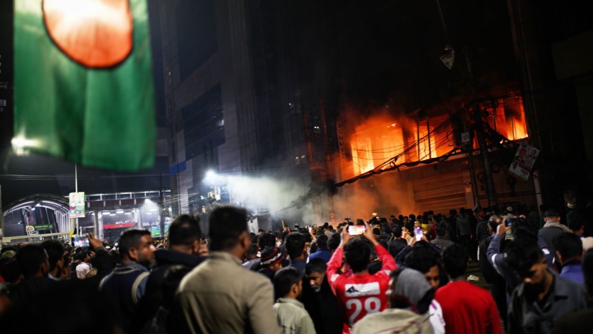 '...तो 18 करोड़ हादी पैदा हो जाएंगे', बांग्लादेश में भारी बवाल, हिंदुओं पर जमकर हो रहा अत्याचार