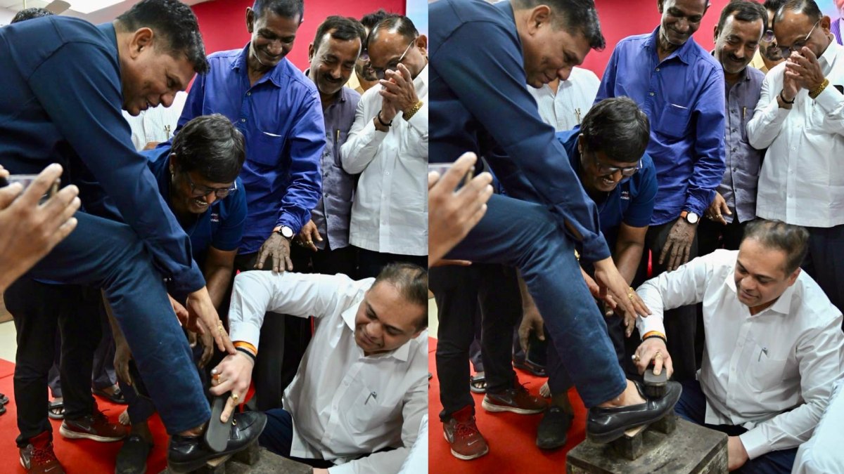 BMC चुनाव: वोट के लिए क्या-क्या नहीं कर रहे मुंबई BJP अध्यक्ष? बूट पॉलिश भी किया, देखें Video