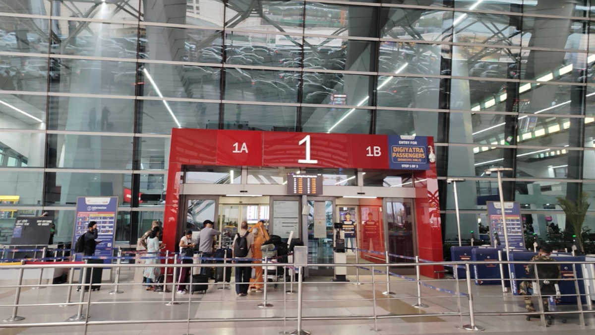 कोहरे का कहर! दिल्ली एयरपोर्ट पर 27 फ्लाइट्स कैंसिल, IndiGo ने इतनी घरेलू उड़ानें कर दी रद्द