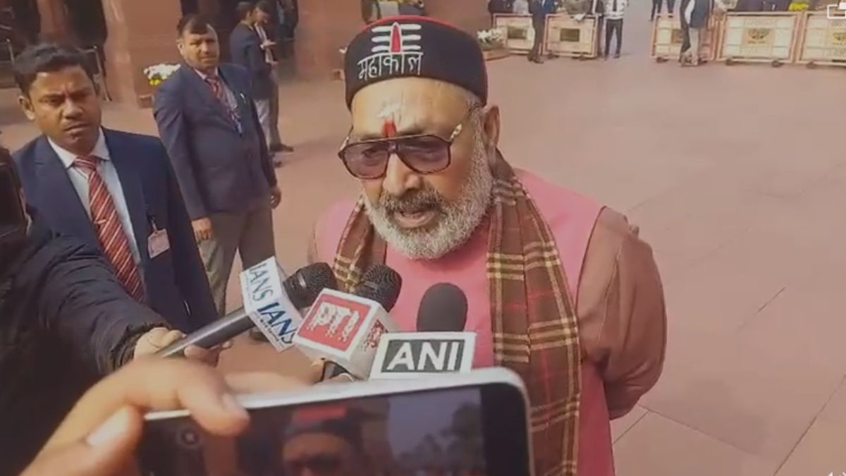 'इसमें गलत क्या है', हिजाब विवाद में घिरे सीएम नीतीश कुमार को मिला गिरिराज सिंह का साथ