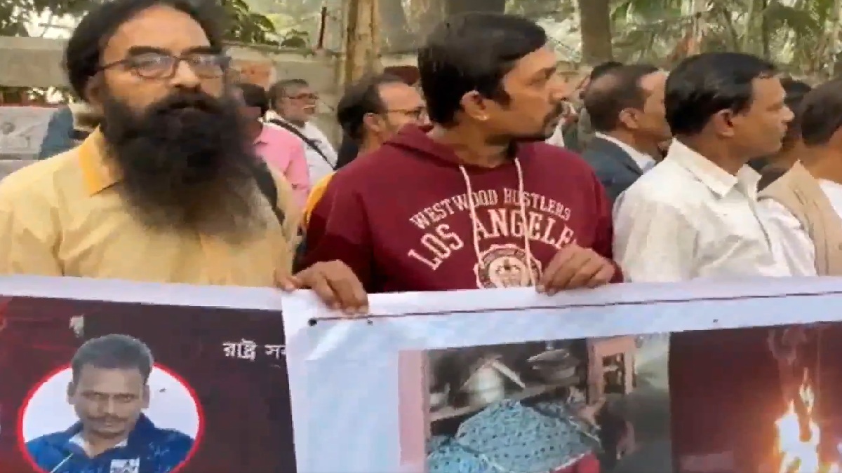 बांग्लादेश में दीपू चंद्र दास की हत्या का विरोध, हिंदू समुदाय के लोगों ने किया प्रदर्शन