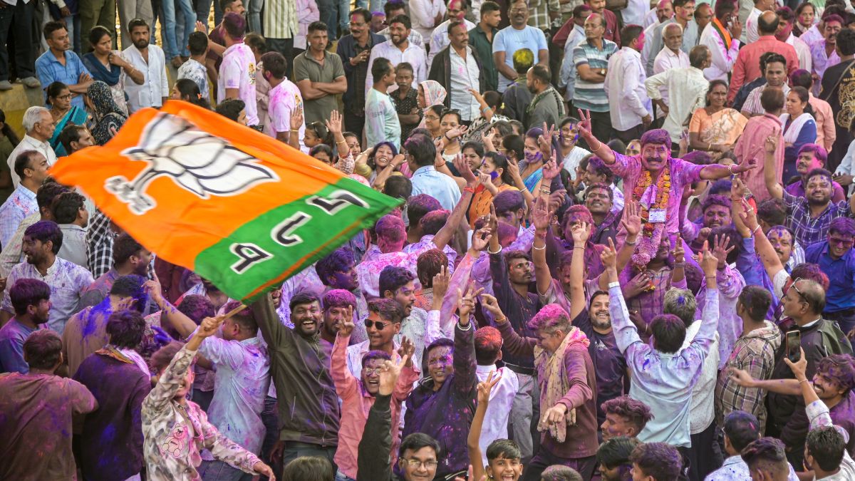 महाराष्ट्र स्थानीय निकाय चुनाव: BJP के नेतृत्व में महायुति ने मारी बाजी, सिर्फ 44 पदों पर सिमट गई आघाड़ी