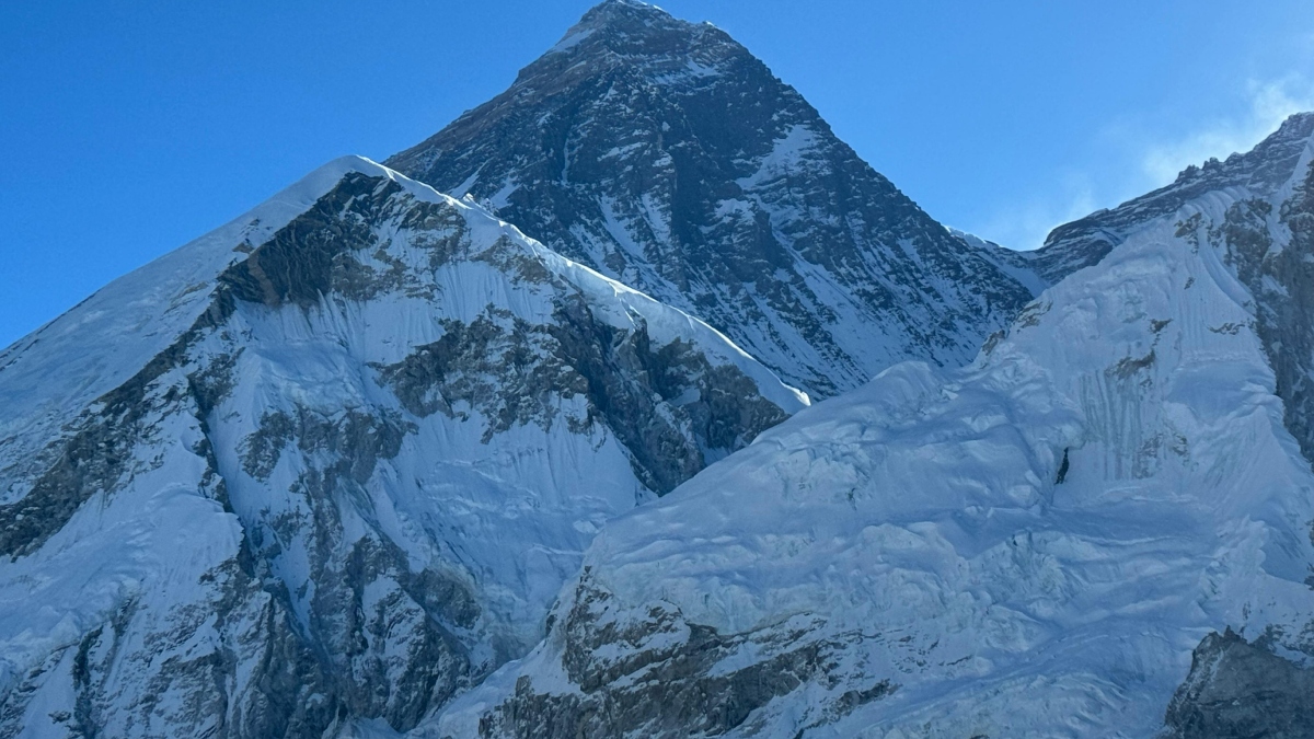 माउंट एवरेस्ट को 'कचरे के ढेर' बनने से बचाएगा नेपाल, ड्रोन और GPS से होगी सफाई; एक्शन प्लान तैयार