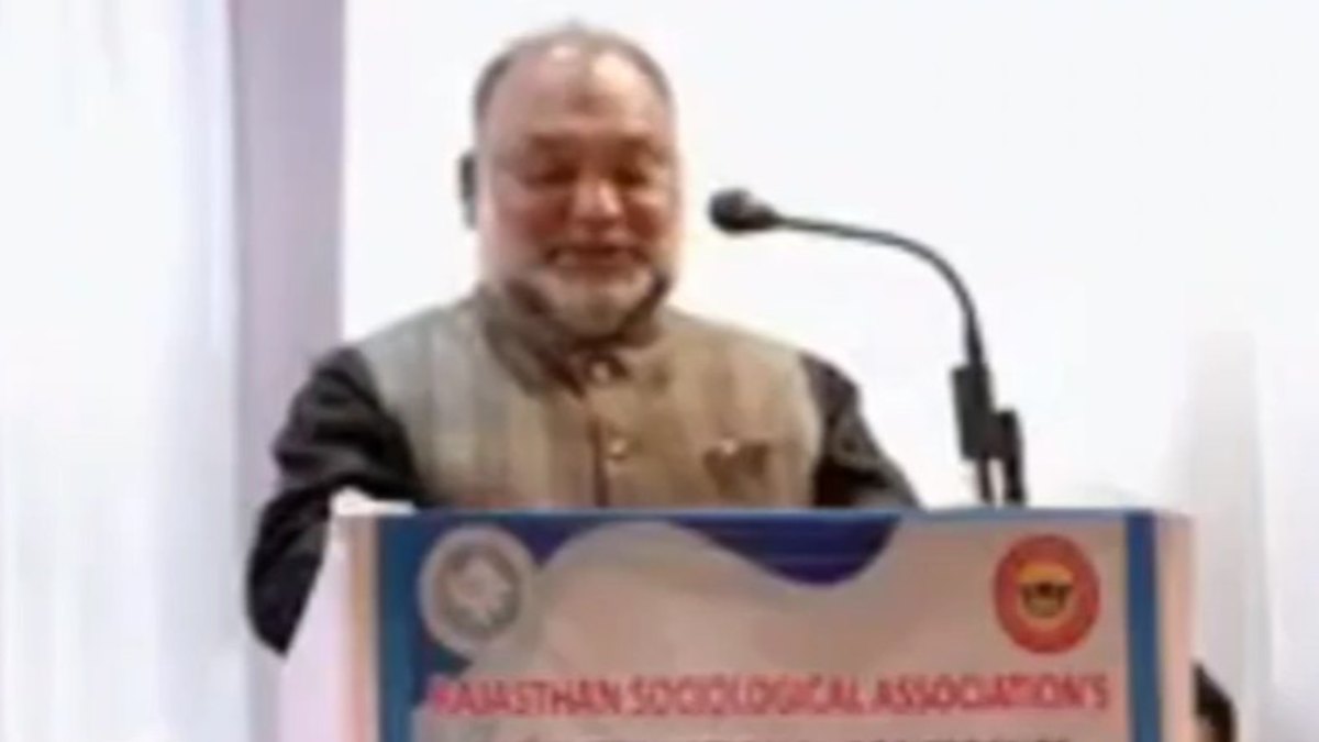 'पाकिस्तान हमारा बड़ा भाई है, हमसे 12 घंटे बड़ा है', अजमेर में कॉलेज प्रिंसिपल के बयान पर हंगामा, देखें Video