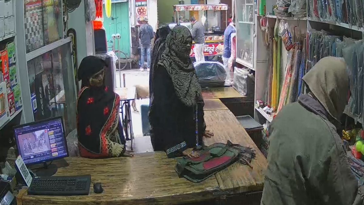 बुर्का पहनकर दुकानों में आती हैं 3 महिलाएं, बातों में उलझाती और पीछे से बच्चा... करतूत CCTV में कैद