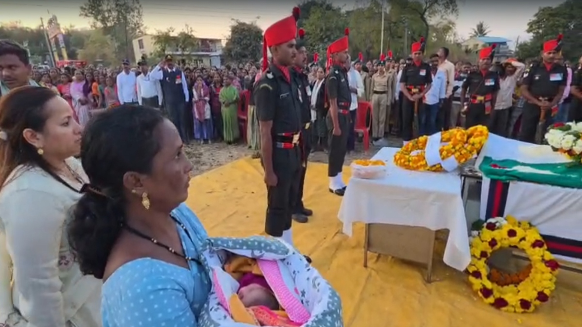 8 घंटे की नवजात बेटी ने पिता को दी अंतिम विदाई, शहीद जवान प्रमोद जाधव के अंतिम संस्कार में रोया पूरा गांव-VIDEO