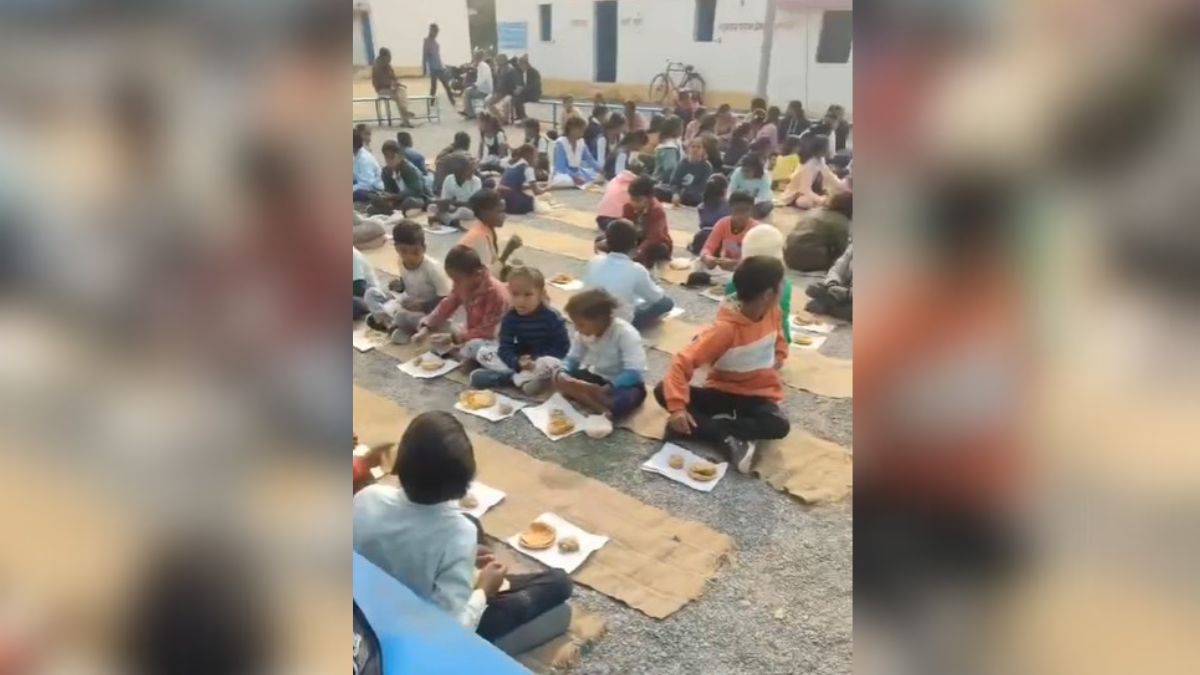 गणतंत्र दिवस के मौके पर इस स्कूल में थाली नहीं, रद्दी कागजों पर परोसा गया मिड-डे मील, VIDEO आया सामने