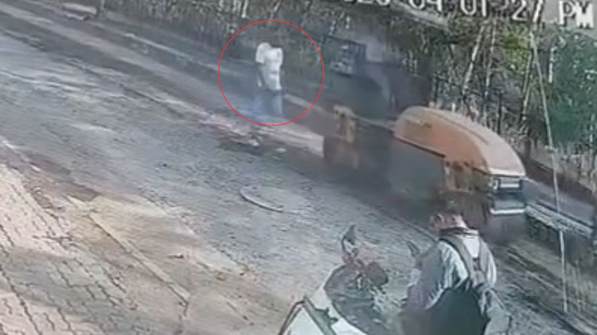 रोड रोलर के नीचे आने से सुपरवाइजर की मौत, CCTV कैमरे में हुआ कैद हादसा