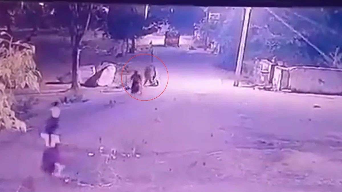 तेलंगाना: चलती ऑटो से कूदने लगी छात्राएं, एक की हुई मौत; CCTV फुटेज आया सामने