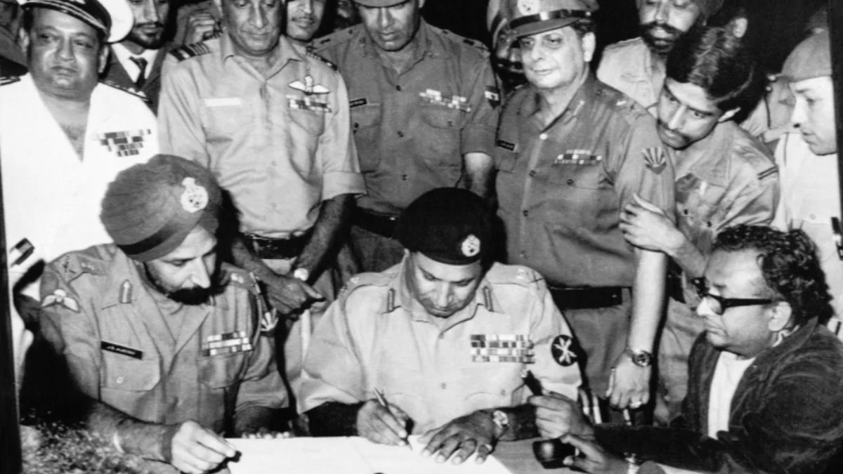 बांग्लादेश को आजादी दिलाने के लिए जब भारत ने 1971 में कराया था पाकिस्तान आर्मी को सरेंडर, देखें ऐतिहासिक तस्वीरें