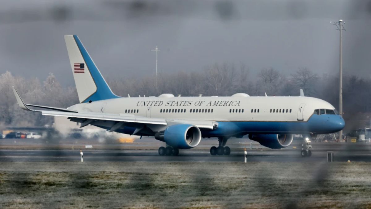 ट्रंप को चाहिए "पावर ब्लू, बेबी ब्लू नहीं"...अब लाल, सफेद और नीले रंग में रंगा जाएगा एयरफोर्स वन; क्यों दिया आदेश