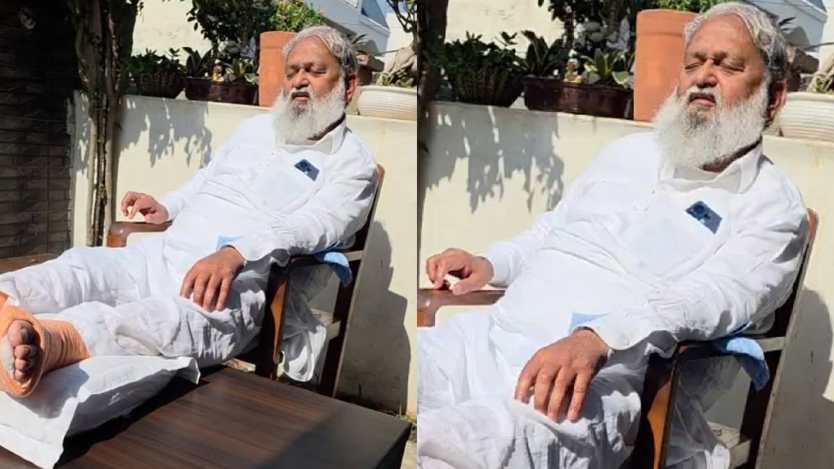 हरियाणा के मंत्री अनिल को लगी चोट, दोनों पैरों में फ्रैक्चर के बावजूद गाना गुनगुनाते दिखे, देखें वीडियो