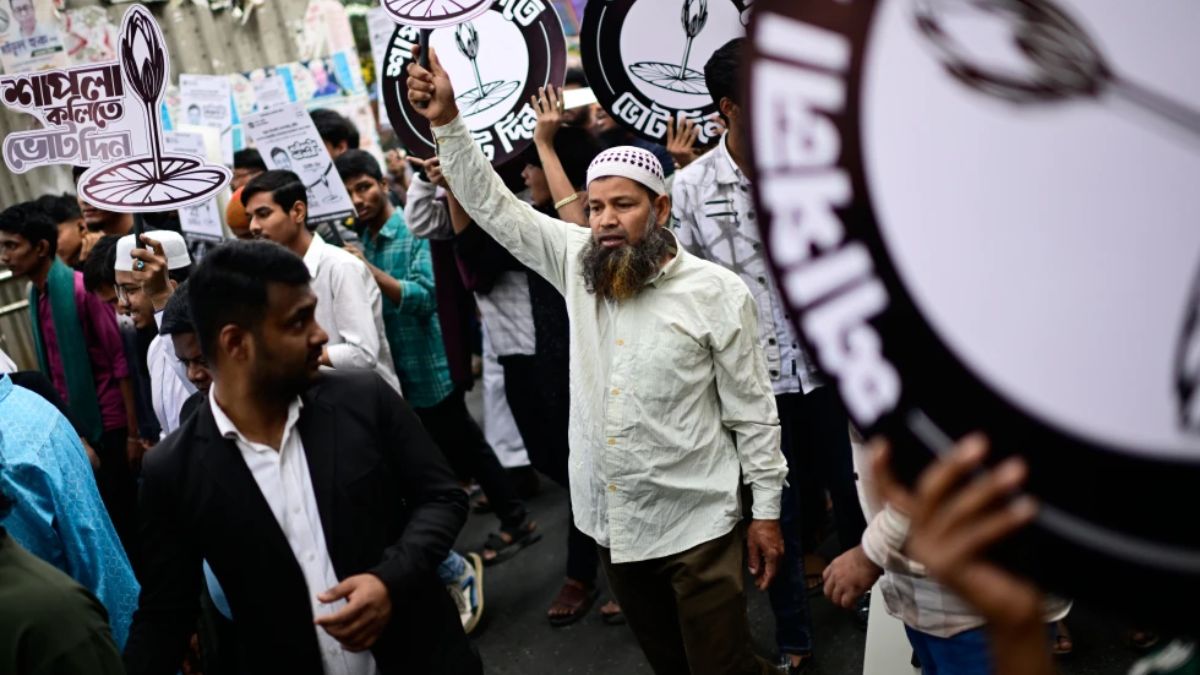 Bangladesh Election: बांग्लादेश में 50% से ज्यादा पोलिंग बूथ 'खतरनाक' घोषित, अधिकांश स्टेशनों पर CCTV से निगरानी