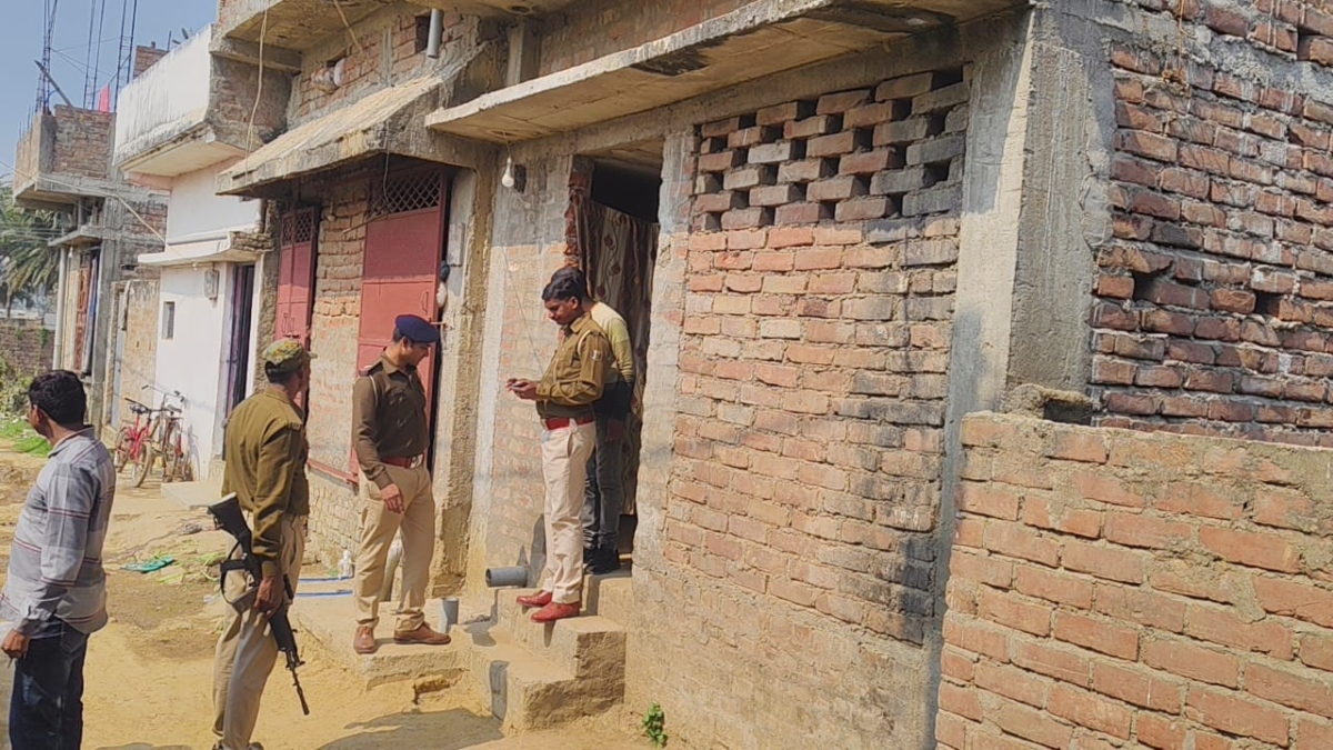 कपड़े सिलने के बहाने बना रहा था हथियार, पुलिस ने धर दबोचा, बंगाल चुनाव से पहले मिनी गन फैक्ट्री से जुड़े तार