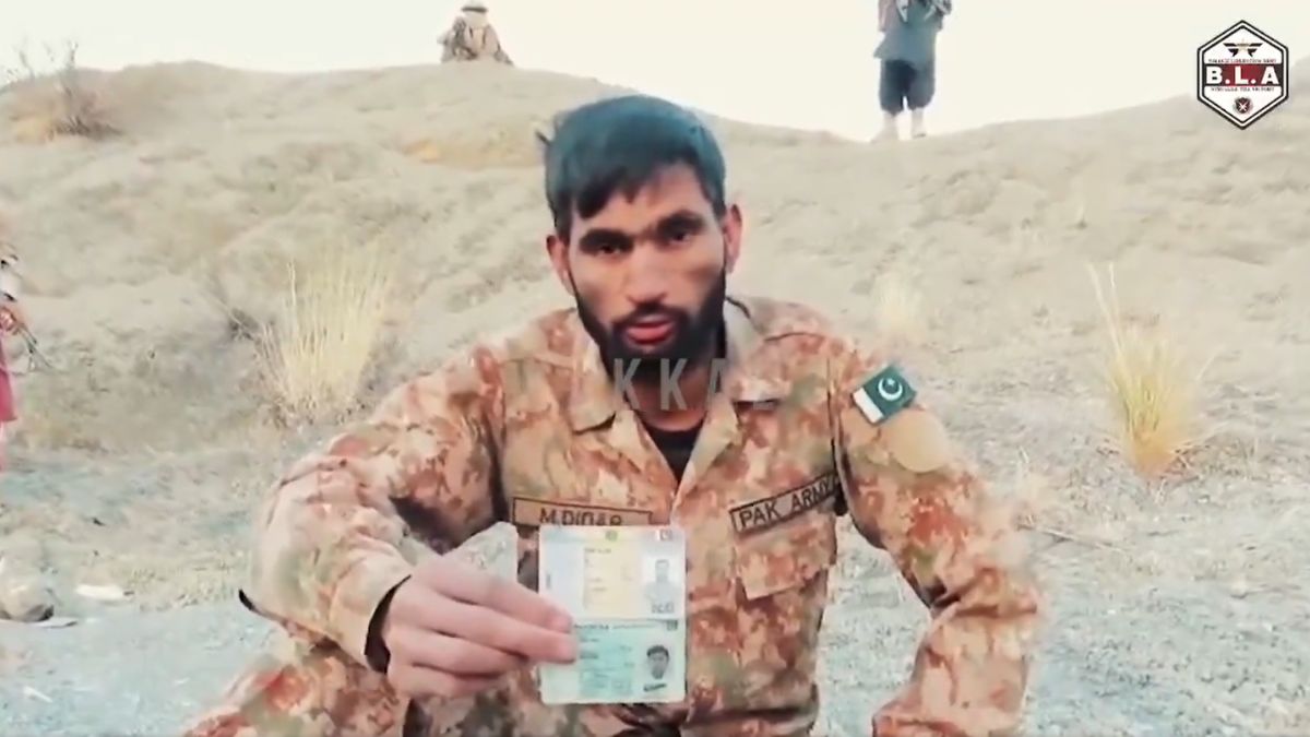 'आर्मी कैसे कह सकती है कि ये हमारे बंदे नहीं हैं?', BLA की कैद में गिड़गिड़ाते नजर आए पाकिस्तानी सैनिक