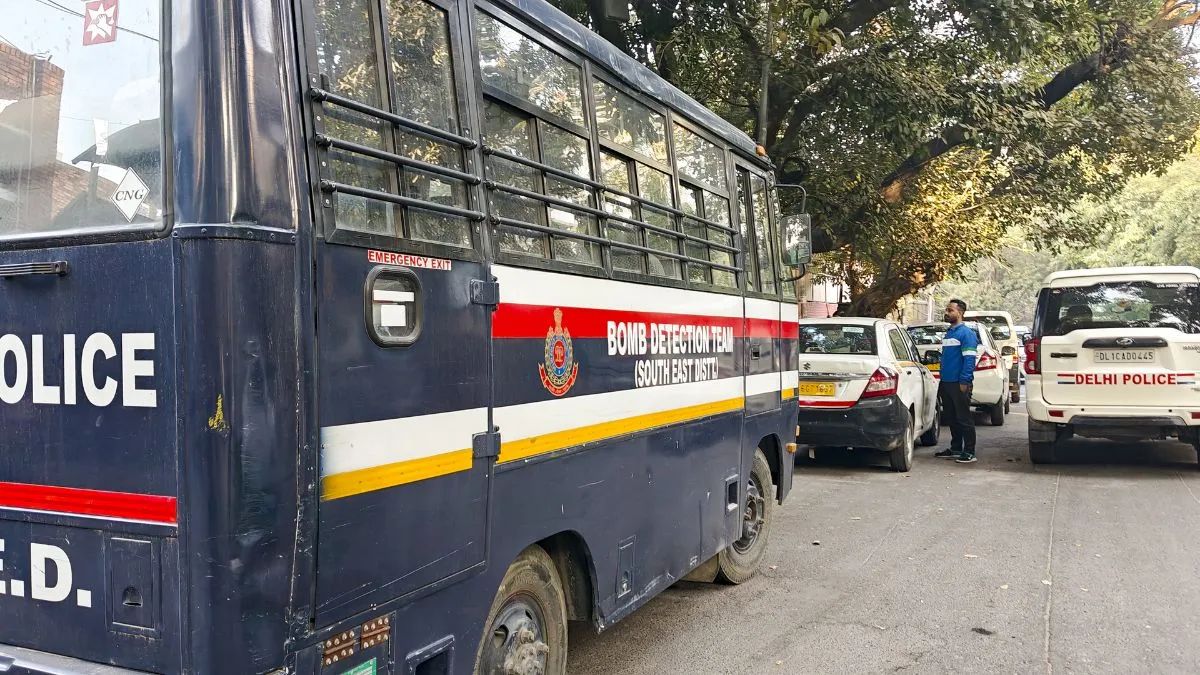 दिल्ली के तीन स्कूलों बम से उड़ाने की धमकी, ई-मेल आते ही एक्टिव हुआ साइबर सेल; जांच जारी