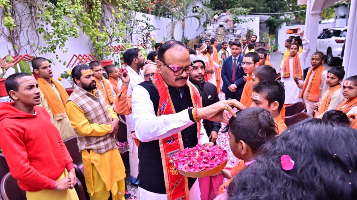 ब्रजेश पाठक ने 101 बटुकों को घर बुलाकर किया सम्मानित, शिवपाल यादव ने साधा निशाना