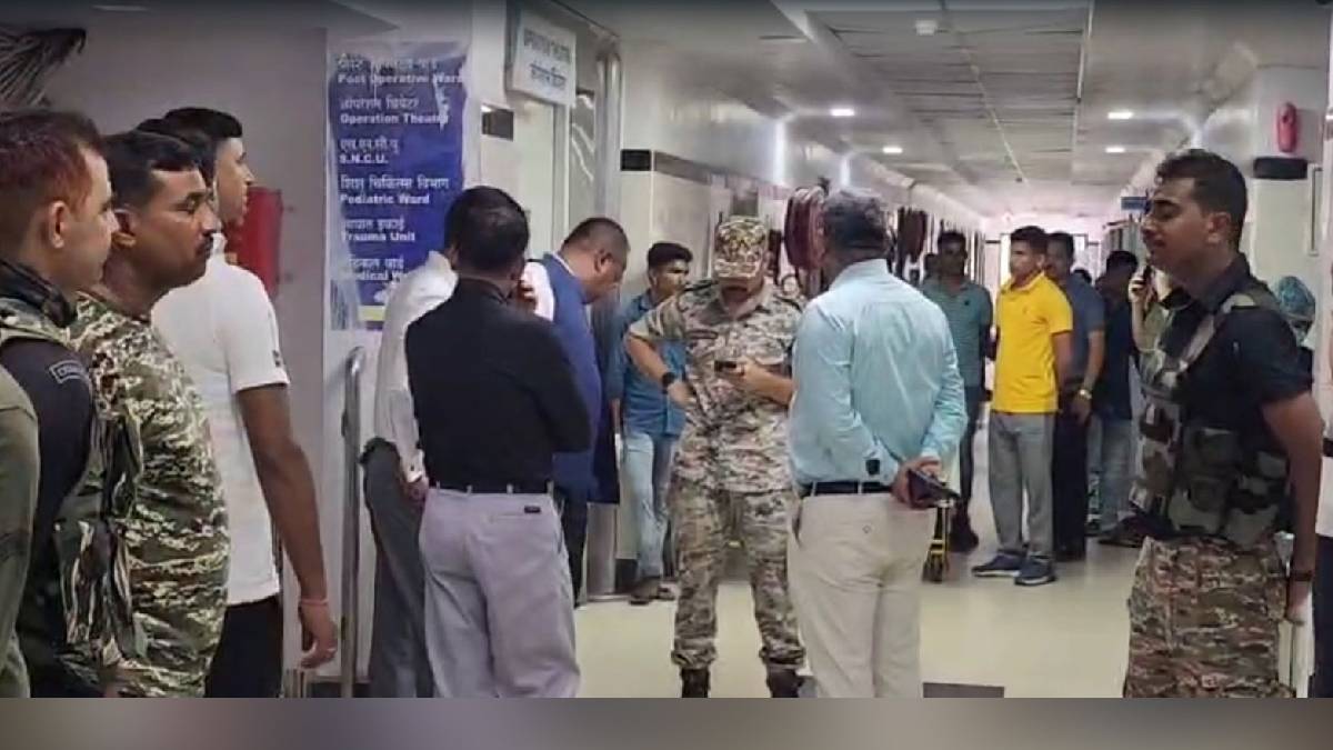 जम्मू-कश्मीरः श्रीनगर के सौरा के डगपोरा इलाके में सेना का वाहन नहर में गिरा, CRPF के 9 जवान घायल