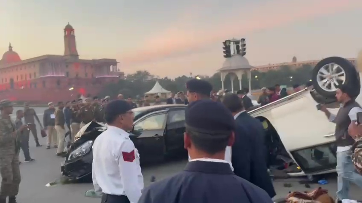 संसद भवन से कुछ ही दूरी पर बड़ा हादसा, आपस में टकराईं दो तेज रफ्तार कार, एक हुई चकनाचूर तो दूसरी गई पलट