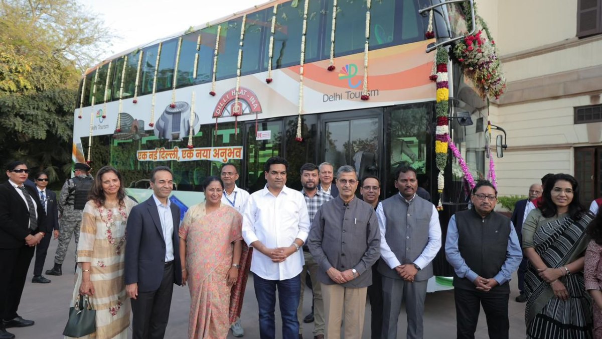 देखो मेरी दिल्ली: डबल डेकर पर्यटक बस सेवा शुरू, मुख्यमंत्री रेखा गुप्ता ने दिखाई हरी झंडी