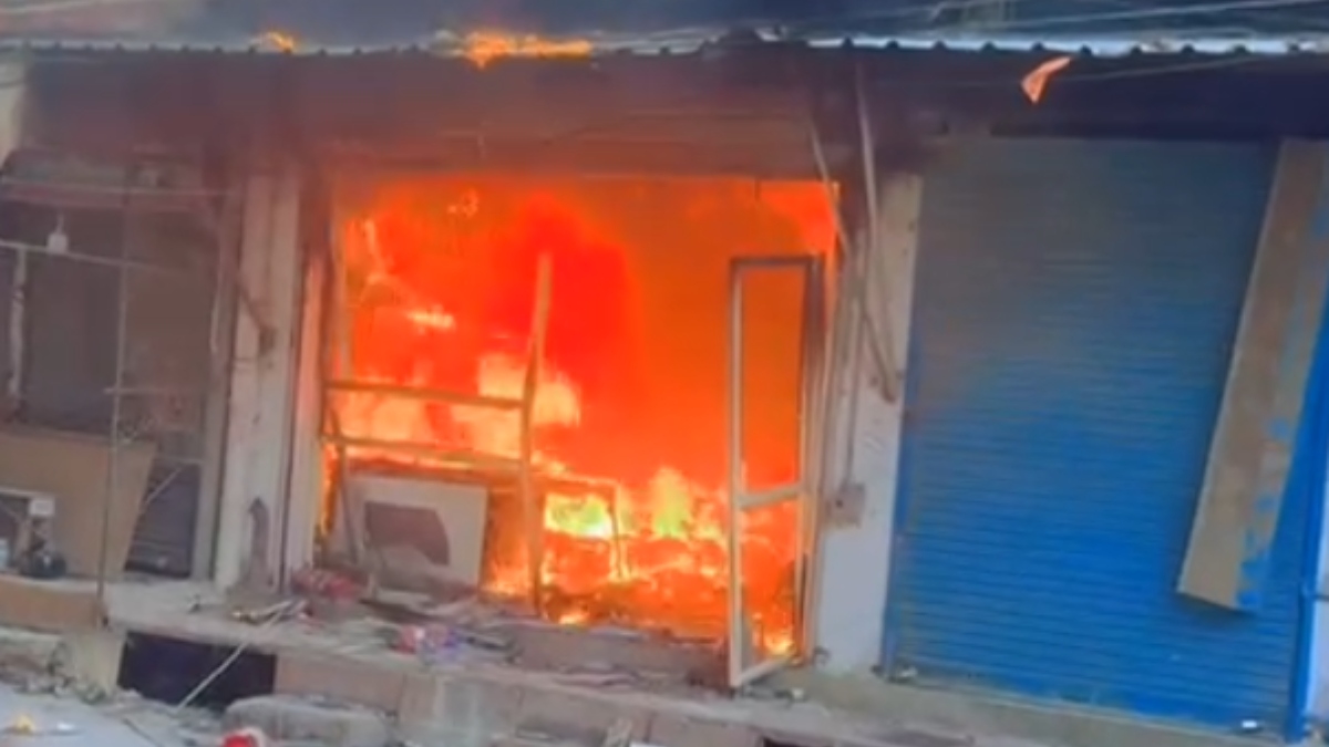 दिल्ली: सीलमपुर इलाके में कपड़े की दुकान में भीषण आग, कई दुकानें चपेट में, दमकल की 30 गाड़ियां आग बुझाने में जुटीं