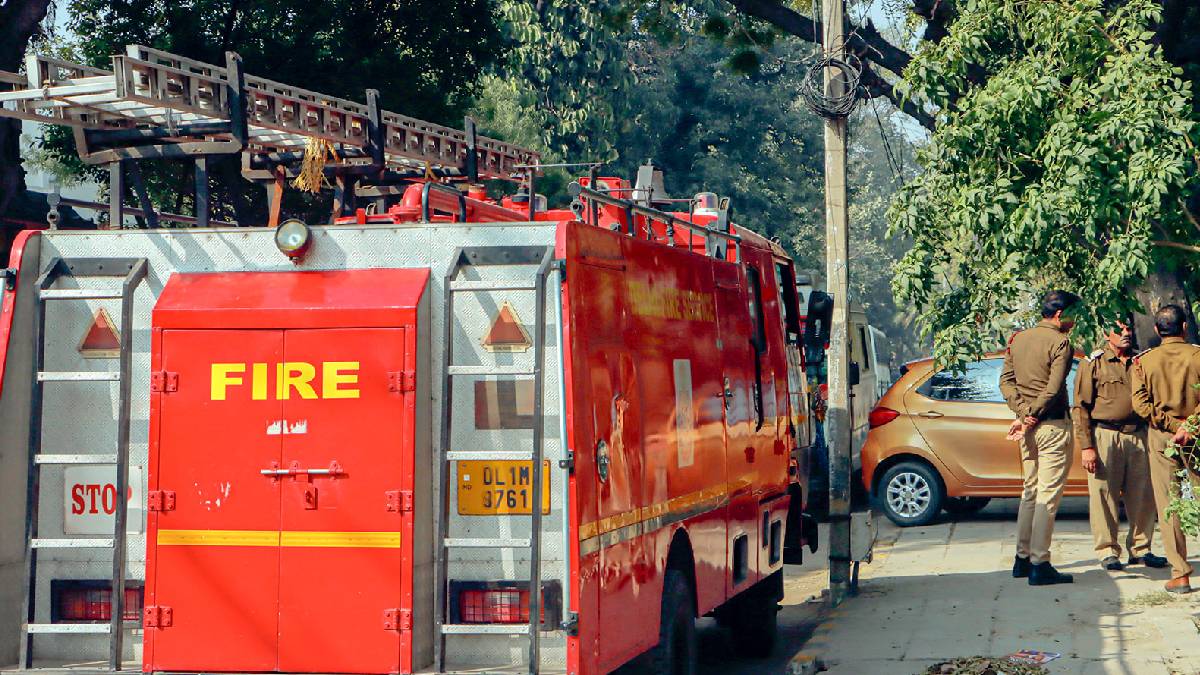 तेलंगाना की फैक्ट्री में रिएक्टर में धमाके के बाद लगी भीषण आग, दमकल की 10 गाड़ियां मौके पर