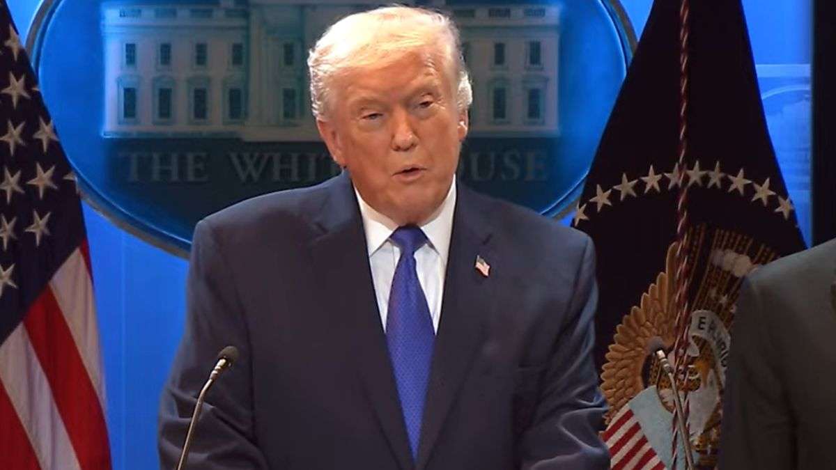 डोनाल्ड ट्रंप ने सुप्रीम कोर्ट के फैसले को बताया शर्मनाक, सभी देशों पर 10 फीसदी एक्स्ट्रा टैरिफ लगाने का किया ऐलान