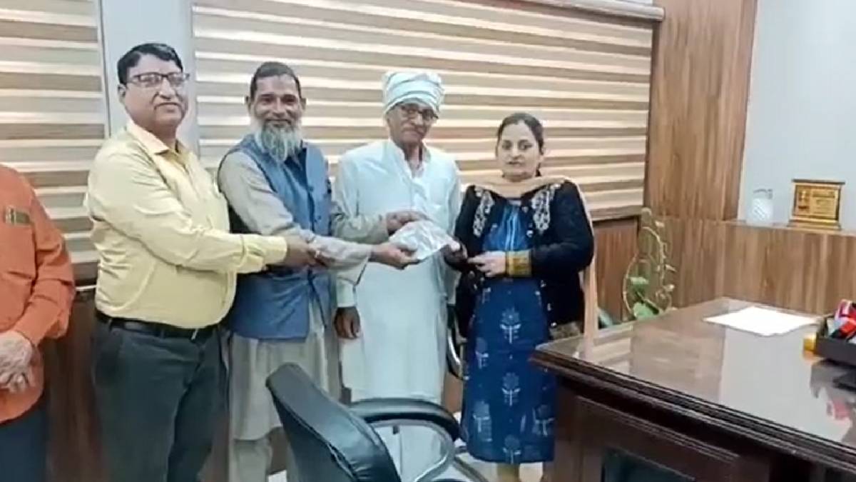 हरियाणा में 'खान साहब' के ईमानदारी की चर्चा, कबाड़ में मिली 15 लाख रुपये की ज्वेलरी को लौटाया