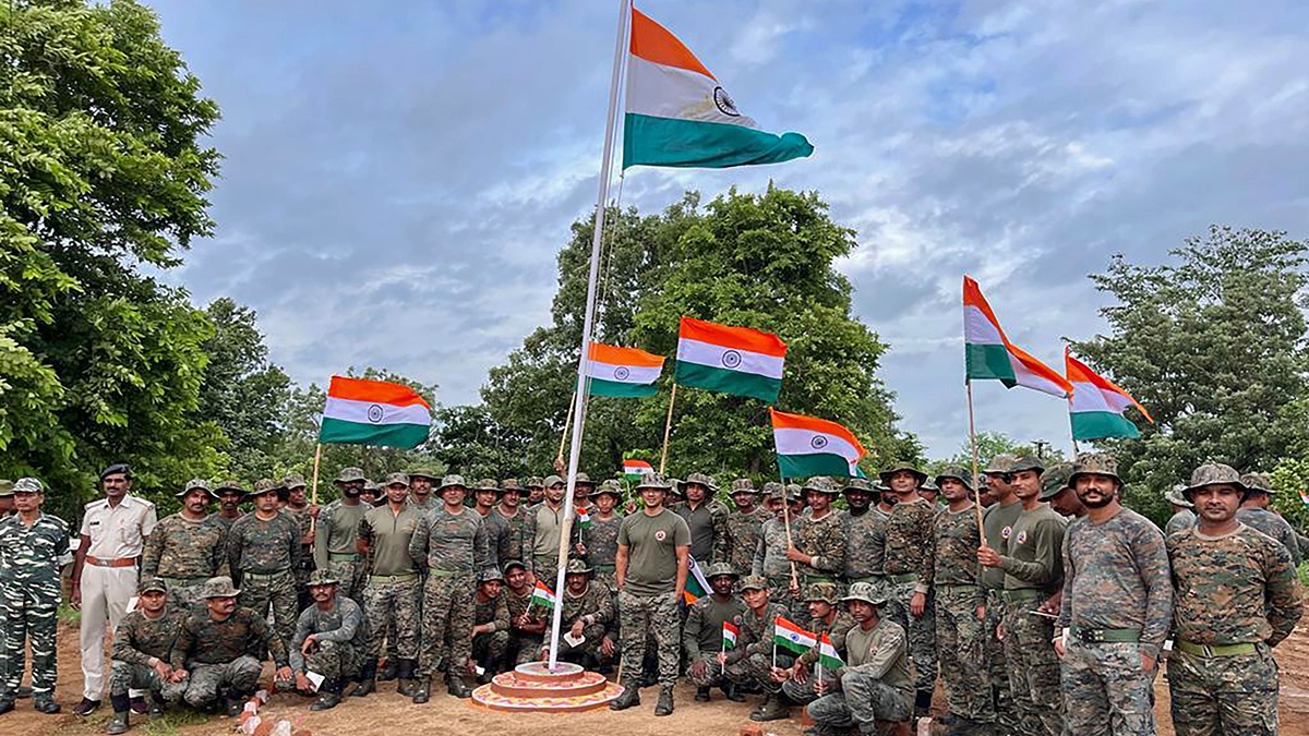 'वंदे मातरम्' को लेकर बदले नियम, कब-कहां-कितना गाना है, खड़े होना जरूरी या नहीं? जानें सबकुछ