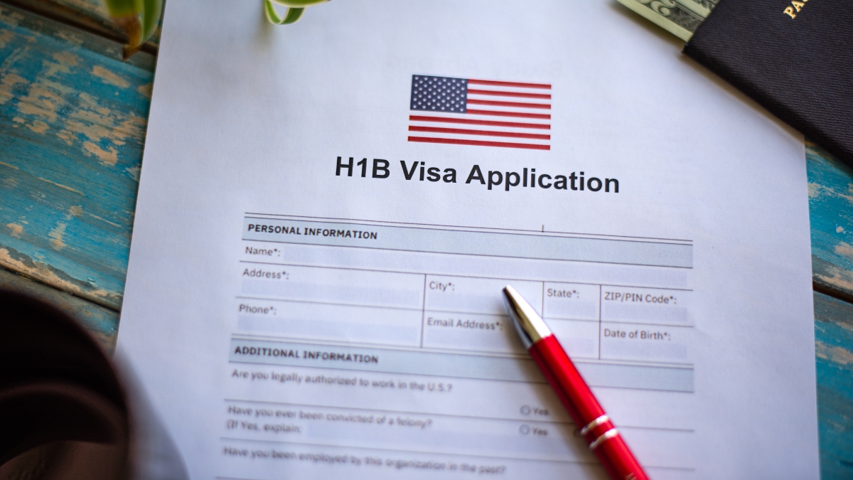 अमेरिका की नई चाल हुई फेल? H-1B पर $100000 की फीस भी नहीं रोक पाएगी भारतीयों की राह! नई स्टडी का चौंकाने वाला दावा