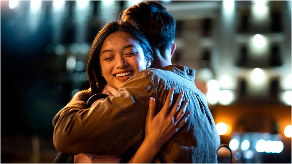 Hug Day 2026: 'लग जा गले' जादू की झप्पी के साथ पार्टनर से कहें दिल की बात, भेजें ये खास मैसेज