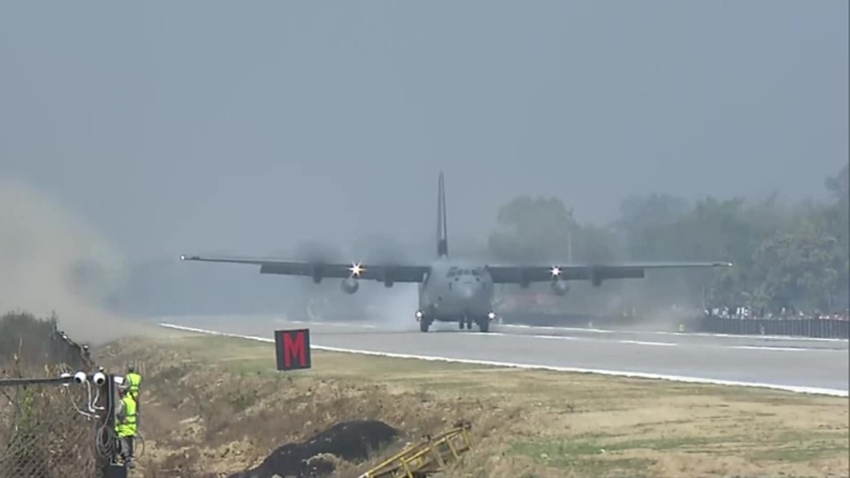 डिब्रूगढ़ के नेशनल हाइवे पर हरक्यूलिस विमान से उतरे पीएम मोदी, भारतीय वायुसेना दिखा रही अपना पराक्रम