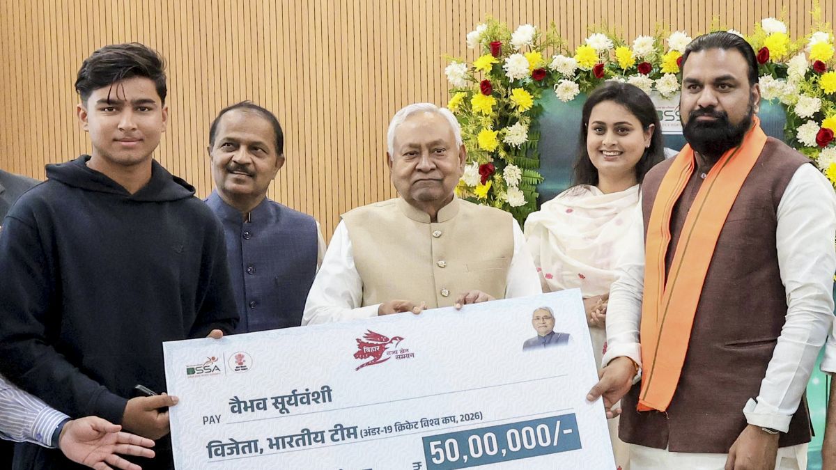 वैभव सूर्यवंशी को बिहार सरकार से मिला 50 लाख रुपये का इनाम, U19 वर्ल्ड कप जीतने के बाद नितीश कुमार से की मुलाकात