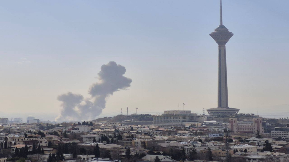 Iran-US attack Iran: कड़ी चेतावनी और बड़ी तैयारी, अमेरिका-इजरायल ने ईरान पर किया अटैक, तेहरान बोला-छोड़ेंगे नहीं