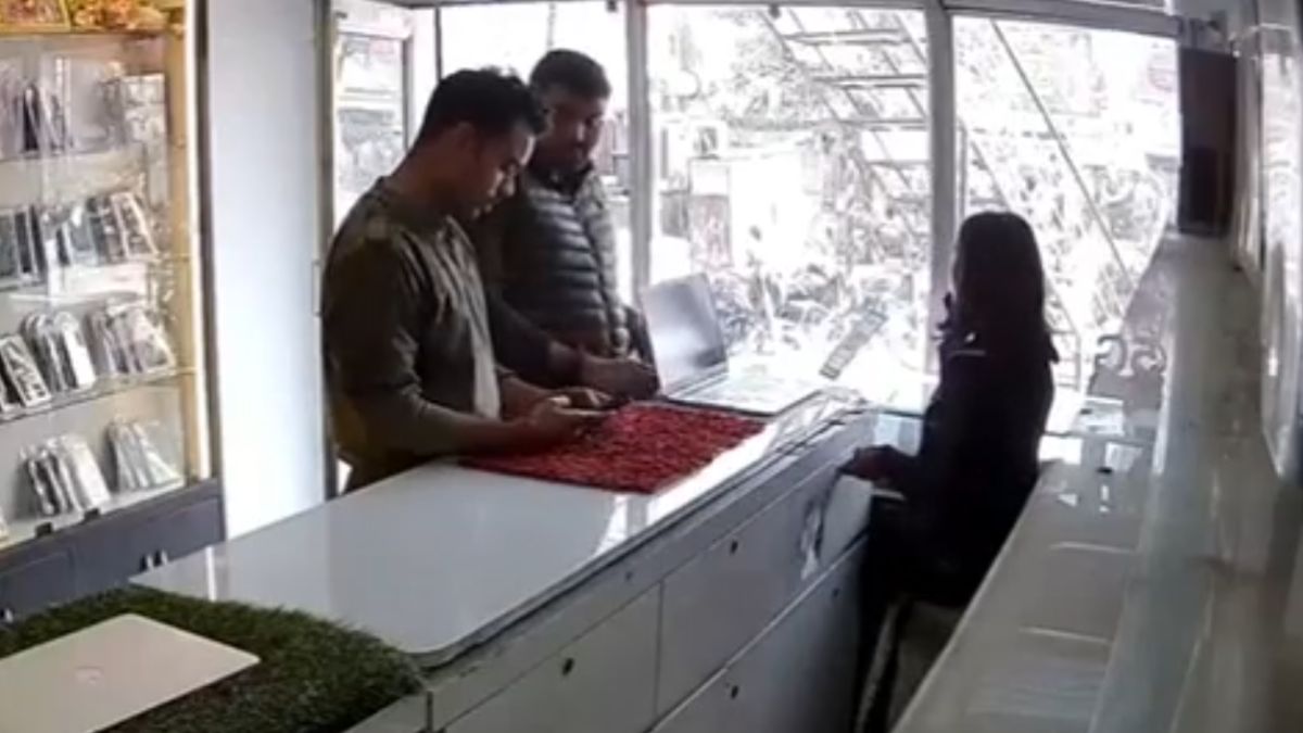 शोरूम से iPhone चुराकर निकल गए पुलिसवाले, CCTV में कैद हुई घटना, दुकानदार ने रोते हुए सुनाई पूरी कहानी