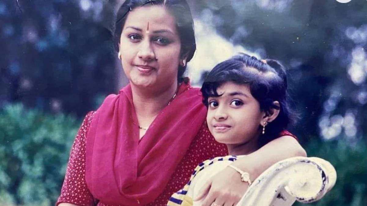 मां के साथ नजर आ रही ये बच्ची अब बन चुकी है सुपरस्टार, पिता-बेटे दोनों की बनी हीरोइन, स्कूल के दोस्त से रचाई शादी