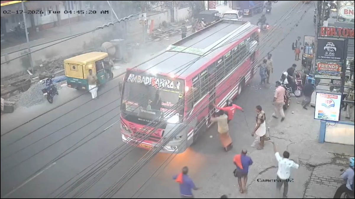 चलती बस में लगी आग, अंदर फंसे यात्रियों को डिलीवरी बॉय ने यूं बचाया; VIDEO हुआ वायरल
