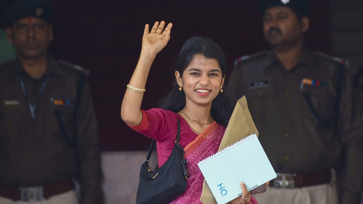 मैथिली ठाकुर ने नाम लिए बिना लालू पर साधा निशाना, महाभारत का उदाहरण देकर किया बड़ा हमला