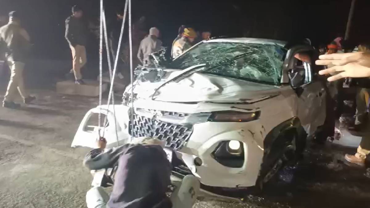 मथुरा में बड़ा हादसा, डिवाइडर से टकराकर नहर में गिरी तेज रफ्तार कार, एक ही परिवार के 3 लोगों समेत 4 की मौत