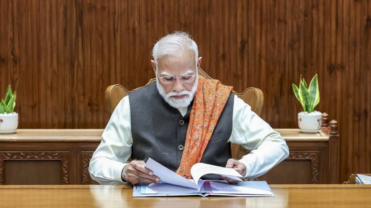 PM मोदी ने सेवा तीर्थ में पहले दिन लिए कई बड़े फैसले, दुर्घटना पीड़ितों का होगा कैशलेस इलाज, जानें और क्या-क्या