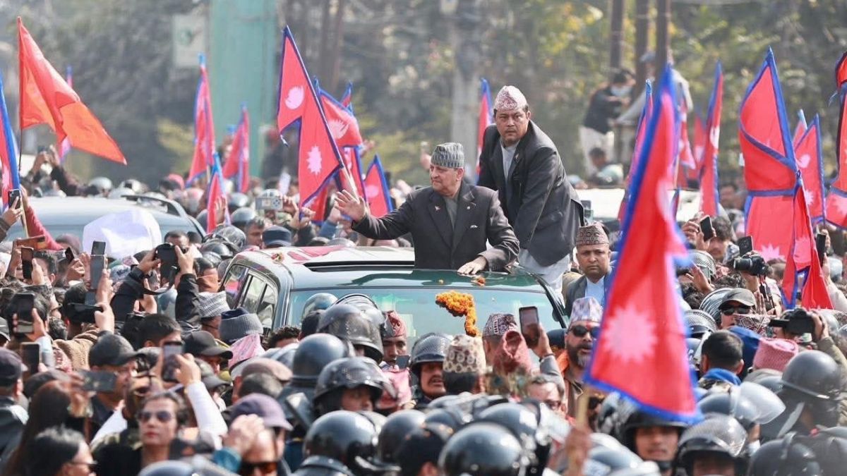 नेपाल में होकर रहेगी राजशाही की वापसी? पूर्व राजा ज्ञानेंद्र के समर्थन में एयरपोर्ट पर उमड़े समर्थक