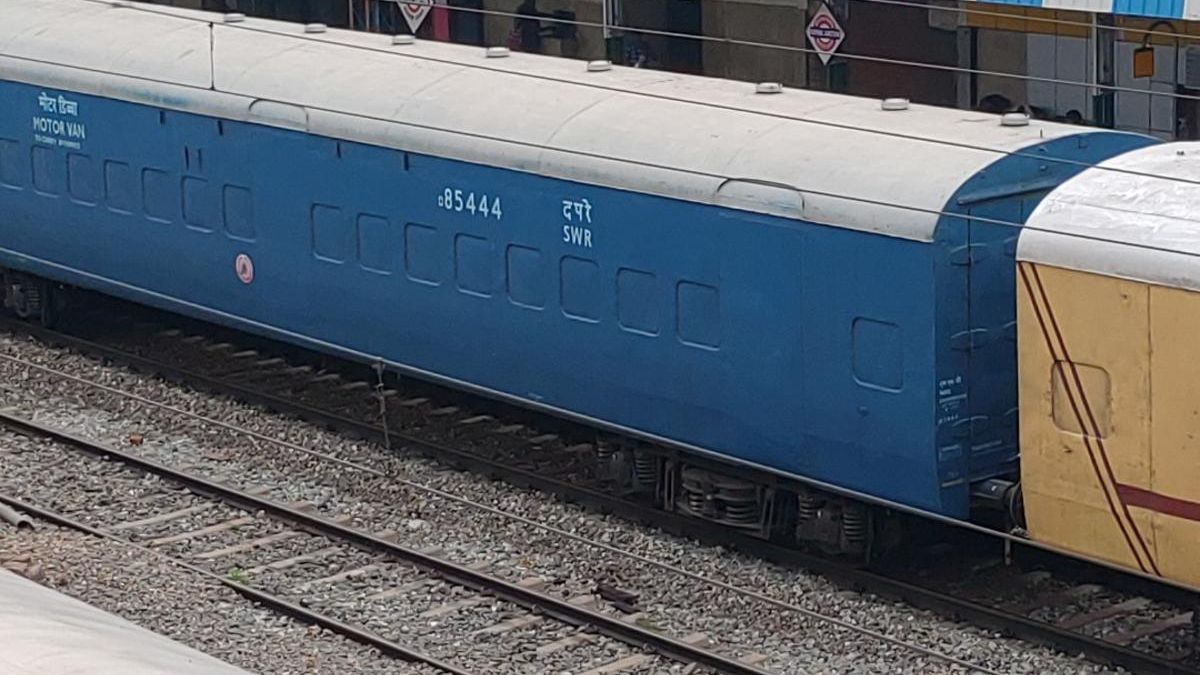 भारत की इकलौती ट्रेन, जिसमें खिड़की और दरवाजा ही नहीं होता है; बेशकीमती चीज लेकर करती है सफर