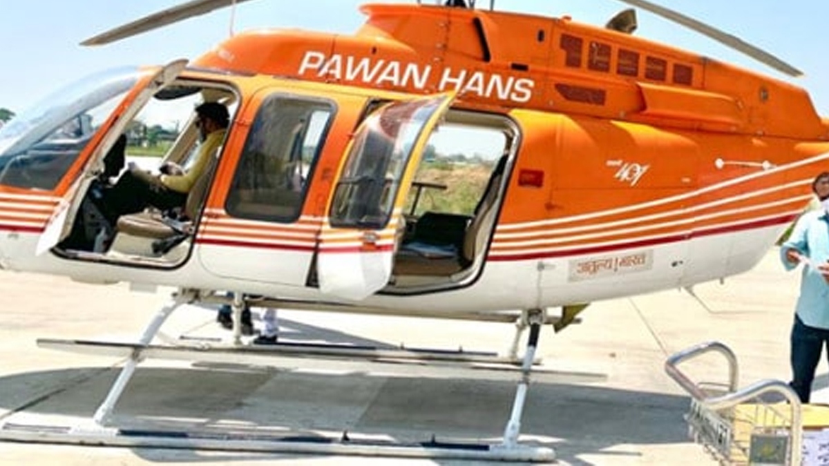 बीच समंदर में पवन हंस हेलीकॉप्टर की कराई गई इमरजेंसी लैंडिंग, 5 लोग सुरक्षित