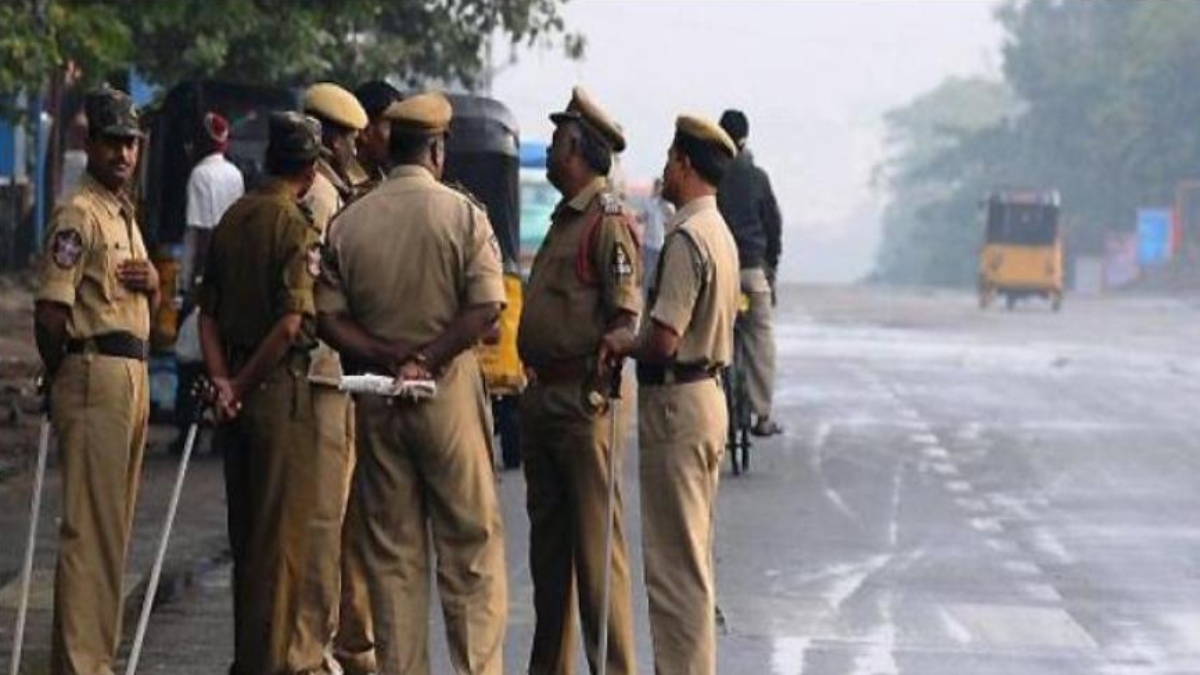 आउटलेट पर भक्ति गीत सुनने पर महिला को एक शख्स ने रोका, पुलिस ने दर्ज किया मामला, जांच शुरू