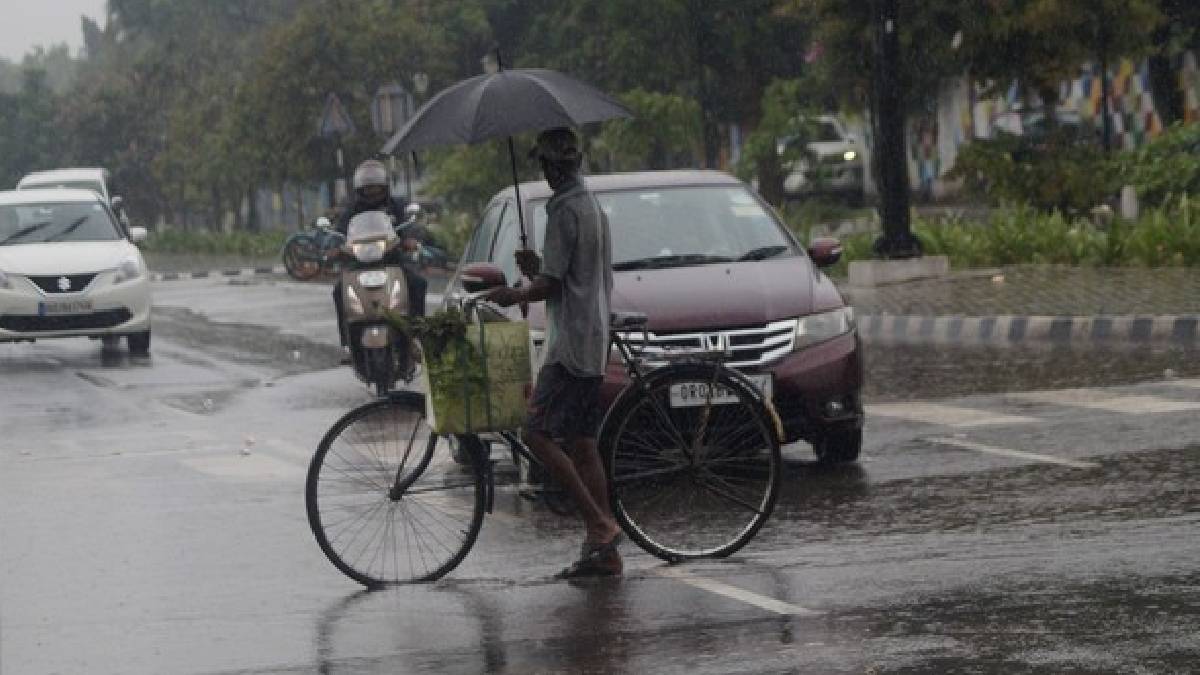 आज का मौसमः यूपी-बिहार-MP में बढ़ रहा टेम्परेचर, तमिलनाडु और केरल में भारी बारिश के आसार, दिल्ली में चलेंगी हवाएं