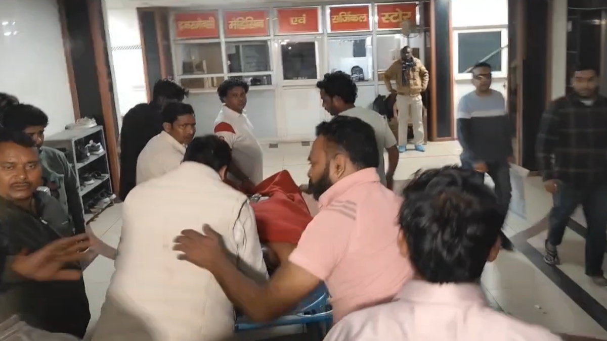 VIDEO: कानपुर में पुरानी रंजिश में छिड़ी खूनी जंंग, भाजपा नेता को घोंपा चाकू और मार दी गोली, स्थिति गंभीर