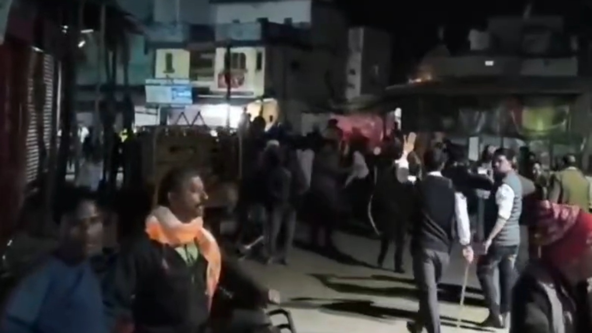VIDEO: मंदिर में चल रही थी आरती और मस्जिद में हो रही थी नमाज, जबलपुर के सिहोरा में विवाद ने लिया हिंसक रूप