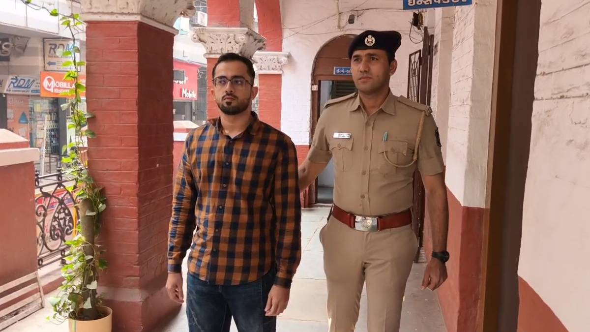 गुजरातः हिंदू महिला को प्रेमजाल में फंसाकर कराया धर्म परिवर्तन, ब्लैकमेल कर ऐंठ लिए 60 लाख रुपये, आरोपी अरेस्ट
