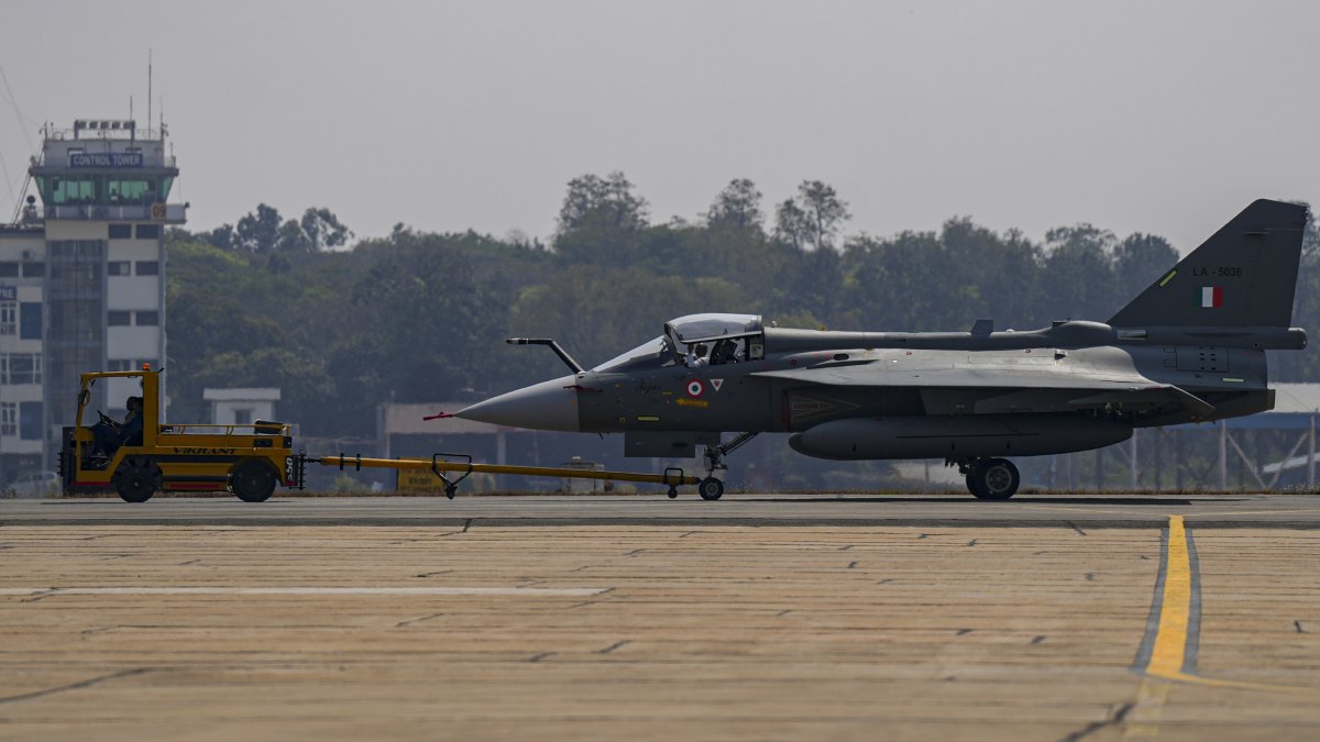 'तेजस लड़ाकू विमान क्रैश नहीं हुआ...', जेट के दुर्घटनाग्रस्त होने की खबरों पर आया HAL का बयान