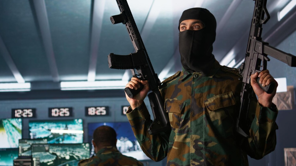 कश्मीर की गलियों में चिपकाए गए वांटेड आंतकियों के पोस्टर, जैश-ए-मोहम्मद के पाकिस्तानी कमांडर सैफुल्लाह का भी नाम